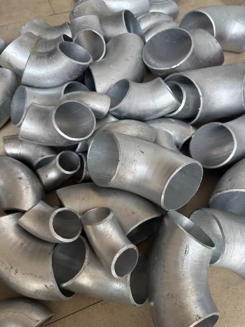 鍍鋅管焊接彎頭護欄的優勢與應用